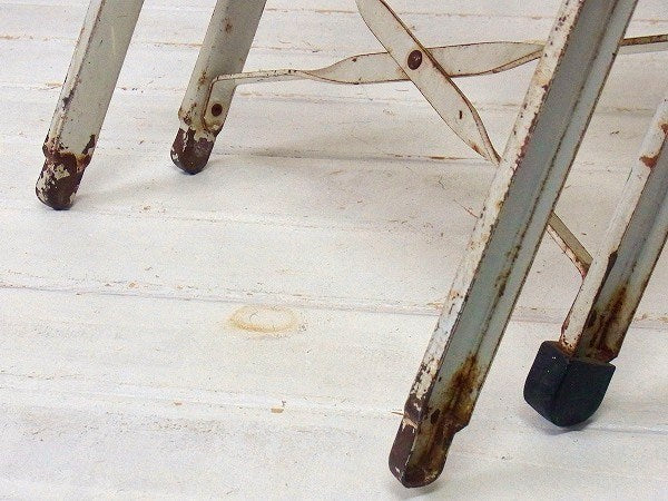 クリームイエロー色のシャビーなスチール製・ヴィンテージ・ステップラダー/脚立 USA