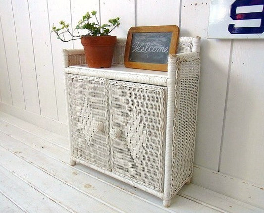 扉付き・白色のシャビーなアンティーク・ウィッカーシェルフ/飾り棚 USA