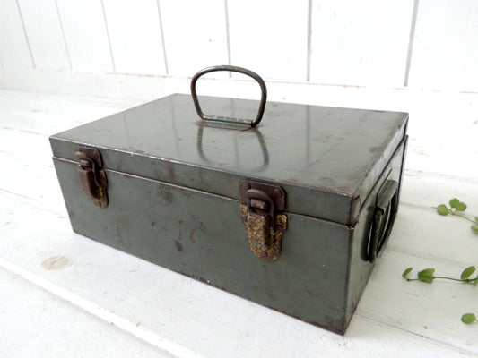 【ミリタリー・2段式・仕切り付き】モスグリーン・メタル製・ヴィンテージ・ツールボックス/工具箱