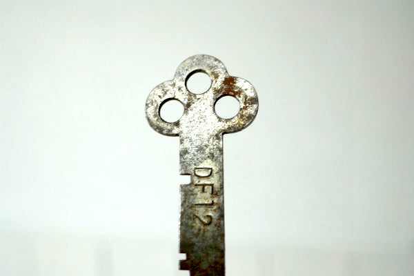 三つ穴 古鍵 KEY アンティーク DF12 鍵 アメリカンビンテージ キー USA キーホルダー