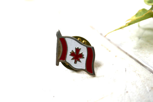 【CANADA・カナダ国旗】なびく旗・国旗柄モチーフ・ヴィンテージ・ピンズ・バッジ