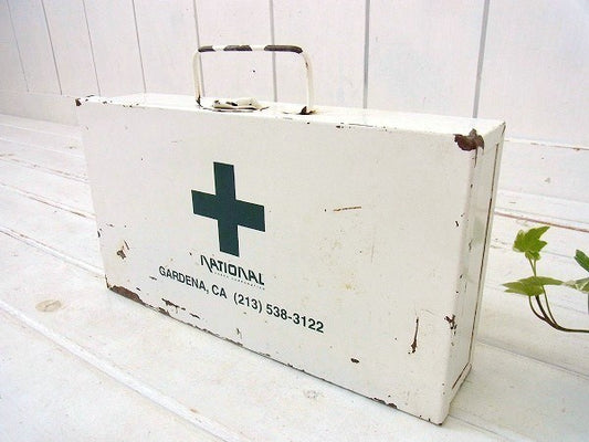 白色のメタル製・ヴィンテージ・救急箱/ファーストエイド USA