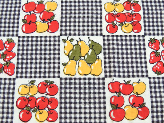 リンゴ&イチゴ&洋梨・フルーツ柄×ブロックチェック・ヴィンテージ・ファブリック/生地/109×82㎝