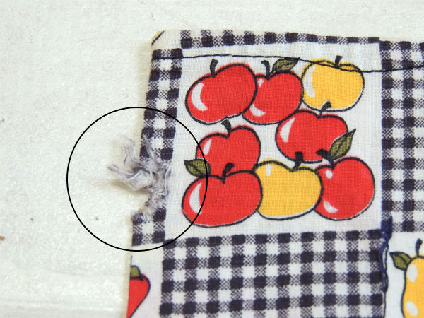 リンゴ&イチゴ&洋梨・フルーツ柄×ブロックチェック・ヴィンテージ・ファブリック/生地/109×82㎝