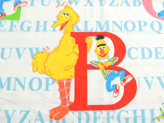 【セサミストリートの仲間たち】アルファベット柄・ヴィンテージ・ユーズドシーツ(1/2) USA