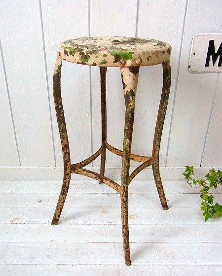 ペンキの剥がれたシャビーなアイアン製・アンティーク・スツール/チェア/ラウンドスツール USA