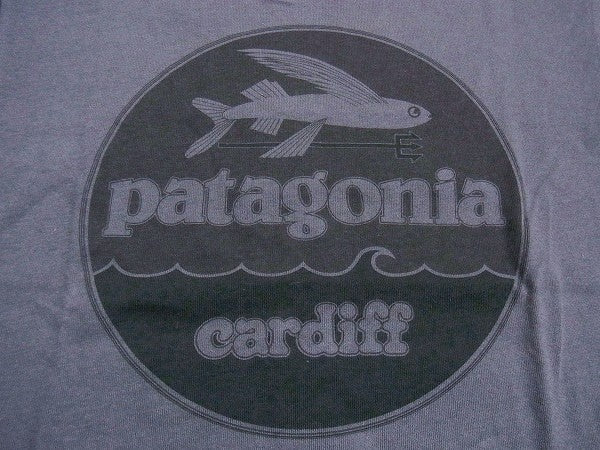 【Patagonia】パタゴニア・カーディフ限定・Tシャツ&ステッカーetc1枚付き/ダークグレー