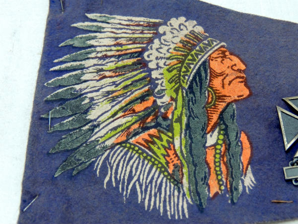 1950's・インディアン・ミリタリー ヴィンテージ・ペナント・壁飾り・勲章バッジ付き