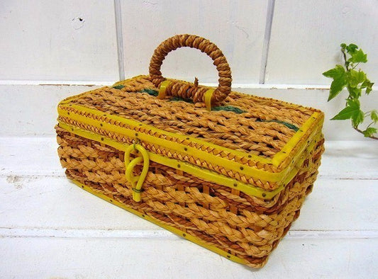 イエローの小さなアンティーク・ソーイングボックス/裁縫箱