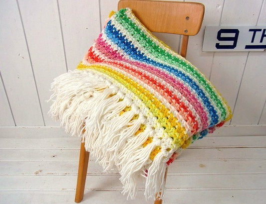 レインボーカラー・フリンジ付き・カラフルポップなヴィンテージ・ニットブランケット・USA