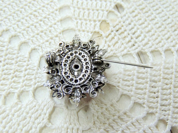 オーバル型の赤色×小さなパール調×フラワーモチーフ・ヴィンテージ・ブローチ/スチュームジュエリー