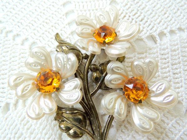 【花束モチーフ】パールホワイトのお花×黄色ラインストーン・ヴィンテージ・ブローチ/アクセサリー