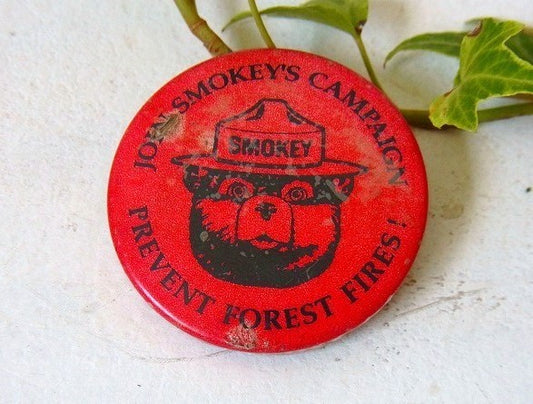 【スモーキーベア】赤色・ヴィンテージ・缶バッジ USA