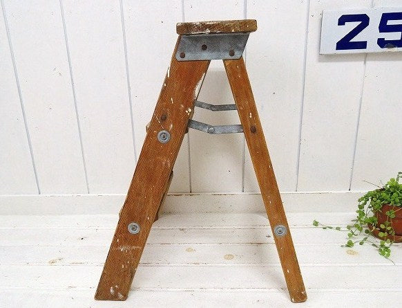 アメリカ製・白いペンキの付いた木製・アンティーク・ステップラダー　脚立