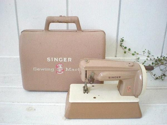 【SINGER】イギリス製・シンガー社・アンティーク・トイミシン(ケース付き)
