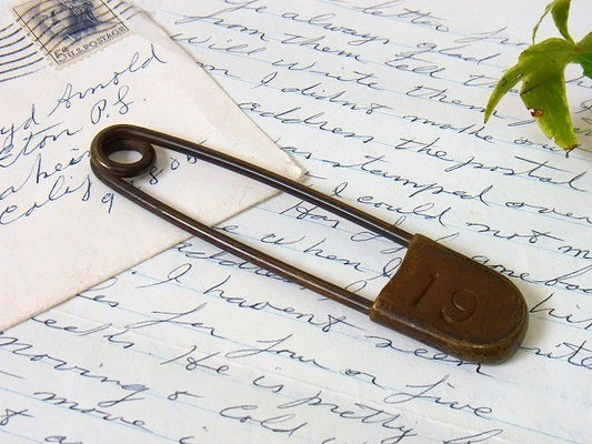 【19】真鍮製・ナンバー入り・大きなアンティーク・ランドリーピン/セーフティーピン USA