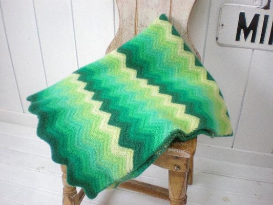 緑色のグラデーション・手編みニット・ヴィンテージ・ブランケット/ひざ掛け USA