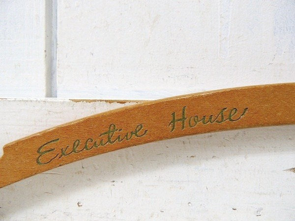 【Executive House】USA!グリーン文字の両面プリント入り・ヴィンテージ・木製ハンガー