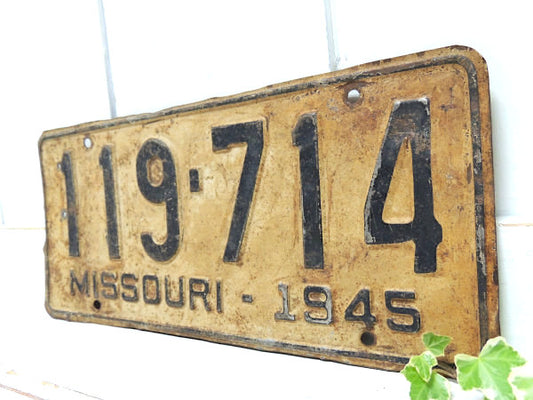 1945年・ビンテージ・ナンバープレート・ミズリー州・119-714・弾痕・USA・カーライセンス