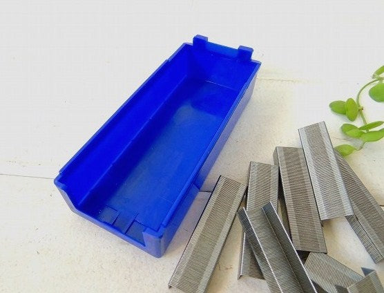 【Swingline】USA・青色のプラスティック製・ヴィンテージ・ホッチキス芯ケース/小物入れ