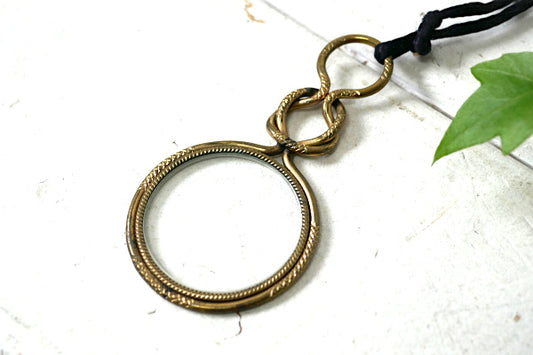 ゴールドトーン・細工装飾・アンティーク&ヴィンテージ・ペンダント・ルーぺ・虫眼鏡・紐付き