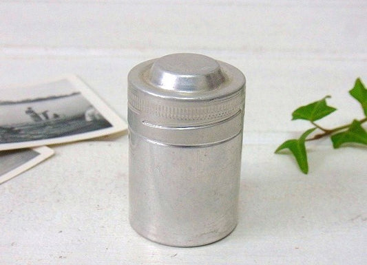 ドイツ製・カメラ用の小さなヴィンテージ・アルミ製・フィルムケース/GERMANY