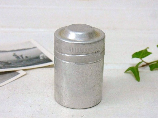 アルミ製・カメラ用の小さなヴィンテージ・フィルムケース USA