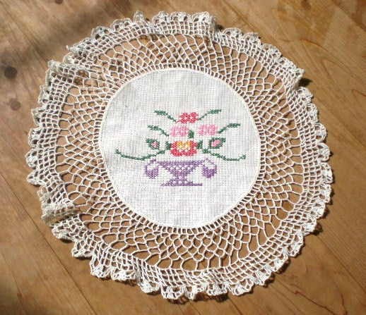 USA クロッシェレース・お花の刺繍入りアンティーク・ドイリー
