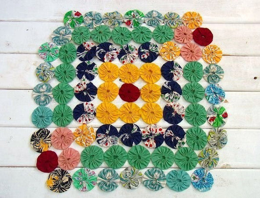 小さなアンティーク・ヨーヨーキルト/ハンドメイド USA