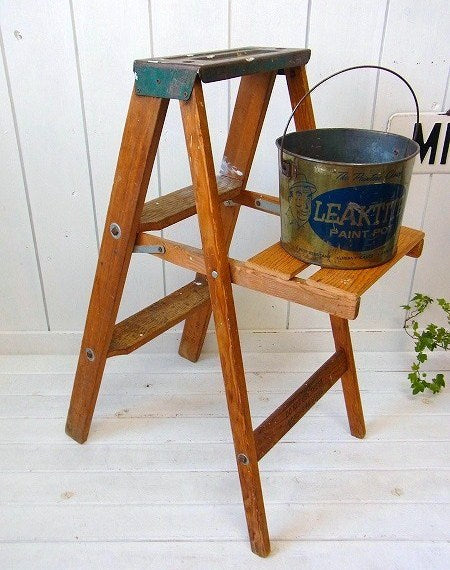 白いペンキの付いたミドルサイズ・ヴィンテージ・木製ステップラダー/脚立 USA