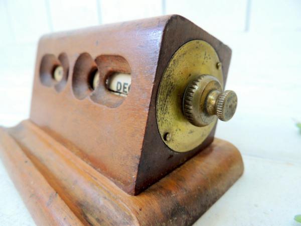 【British Pat. No...】木製のアンティーク・デスクカレンダー/卓上カレンダー