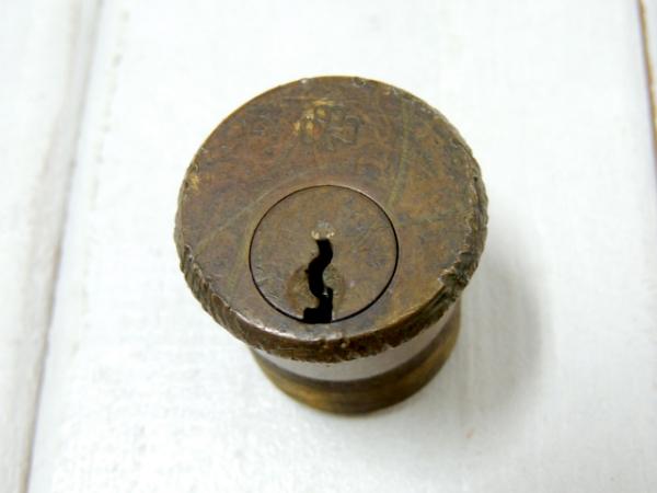 【インディペンデントロック】アンティーク・鍵穴・真鍮製の鍵3本付き/シリンダー/工業系