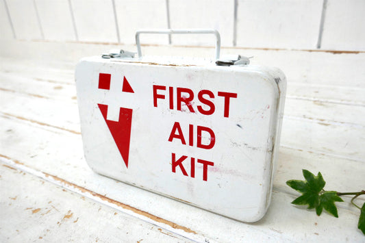 ファーストエイド FIRST AID KIT 白色・メタル・ヴィンテージ・救急箱 USA 店舗什器