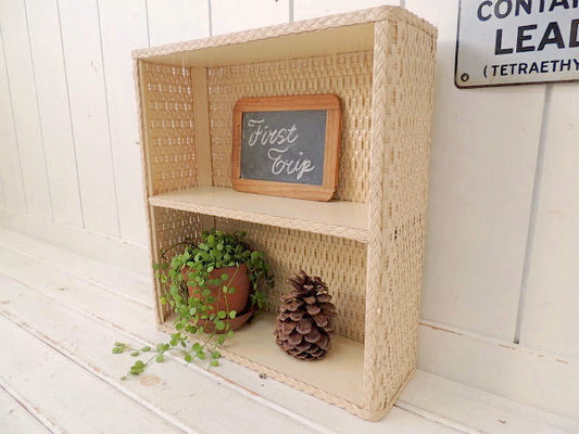 USA!アイボリー色の2段式・アンティーク・ウィッカーシェルフ/飾り棚