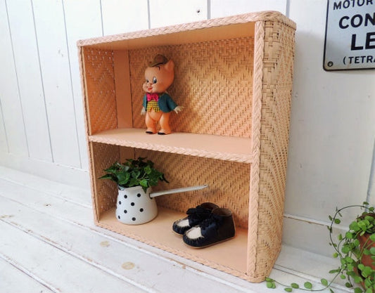 アメリカ製・ベビーピンク色の2段式・アンティーク・ウィッカーシェルフ/飾り棚