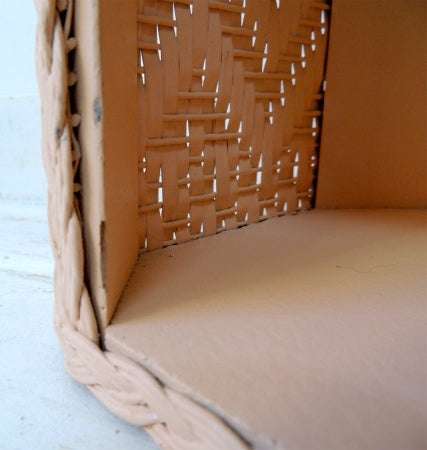 アメリカ製・ベビーピンク色の2段式・アンティーク・ウィッカーシェルフ/飾り棚