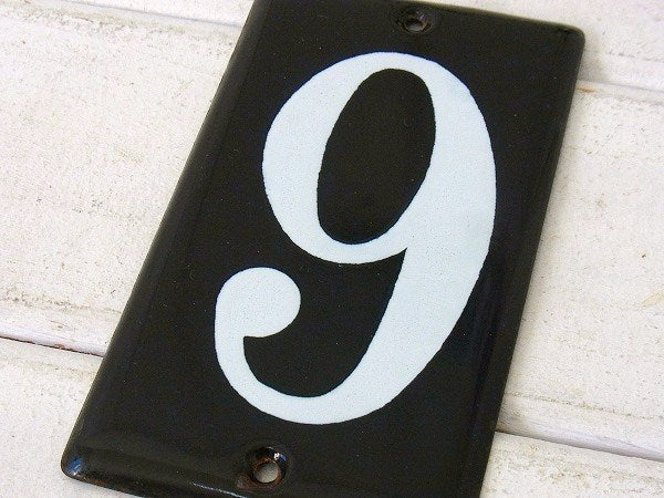 ホーロー製・小さなヴィンテージ・“9”ナンバーサイン/ナンバプレート