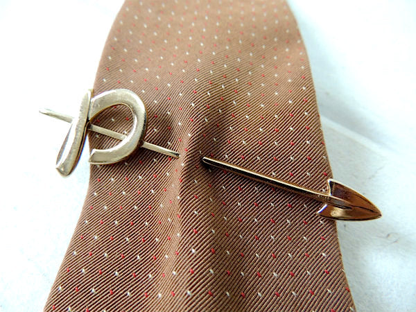 【HICKOK/P/矢印&イニシャルモチーフ】スライド式・アンティーク&ヴィンテージタイピン