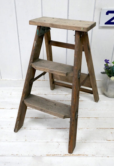 ノスタルジック・ペンキの付いたシャビーな木製・アンティーク・ステップラダー・脚立・ステップツール