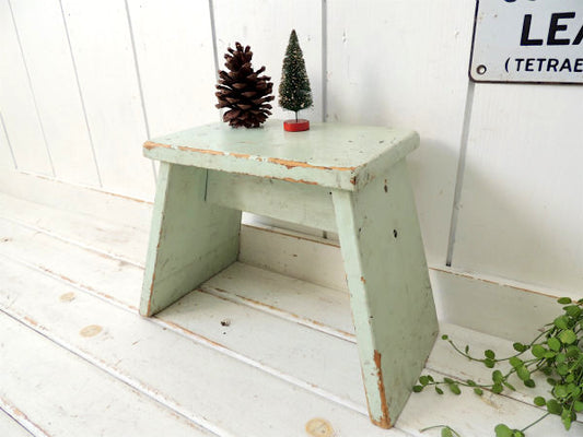 ミントグリーン色のペンキの剥げたシャビーな木製・アンティーク・スツール/踏み台/ローチェア