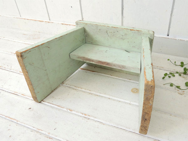 ミントグリーン色のペンキの剥げたシャビーな木製・アンティーク・スツール/踏み台/ローチェア