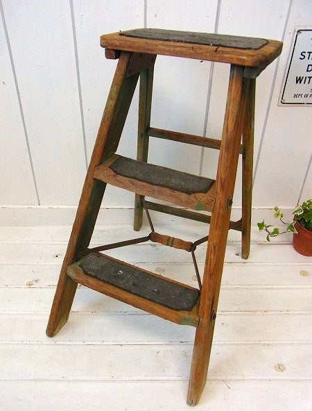 グリーン色のペンキの剥げた木製・アンティーク・OLD・ステップラダー/脚立 USA