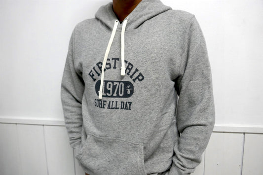 【First Trip】ファーストトリップ・カレッジロゴ・オリジナル・プルオーバーパーカー・グレー