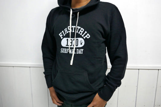 【First Trip】ファーストトリップ・カレッジロゴ・オリジナル・プルオーバーパーカー・ブラック