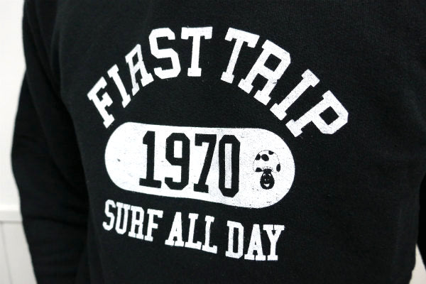 【First Trip】ファーストトリップ・カレッジロゴ・オリジナル・プルオーバーパーカー・ブラック