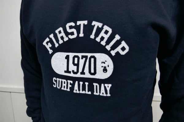 【First Trip】ファーストトリップ・カレッジロゴ・オリジナル・プルオーバーパーカー・ネイビー