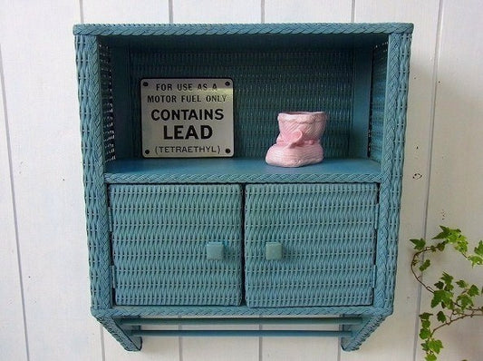 水色の扉&タオルハンガー付き・アンティーク・ウィッカーシェルフ/飾り棚 USA