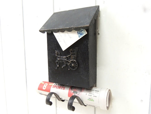 【馬車モチーフ】USA・新聞受け付き・黒色メタル製・ヴィンテージ・メールボックス/郵便受け/ポスト