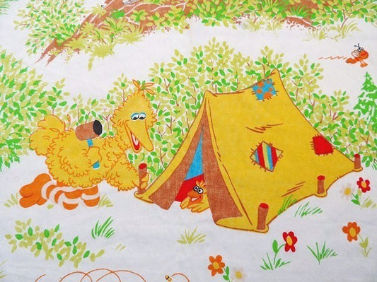 【セサミストリート】アウトドア&キャンプ柄・ヴィンテージ・ユーズドシーツ(フラットタイプ) USA