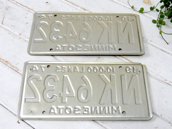 1974s・US ミネソタ ビンテージ・アメ車 ナンバープレート・カーライセンスプレート・2枚セット